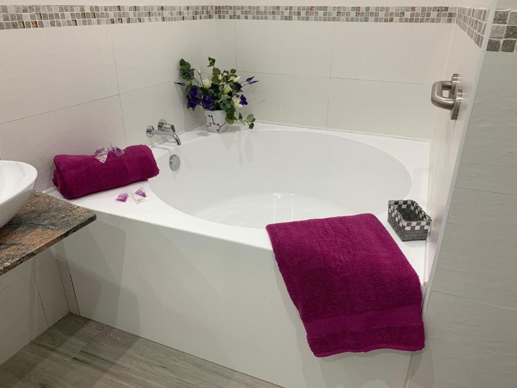 Deluxe Double Room with Shower room - Image 2