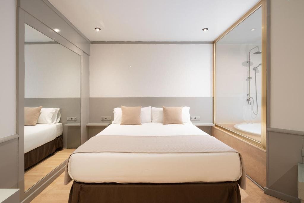 Suite with Spa Bath room - Image 3