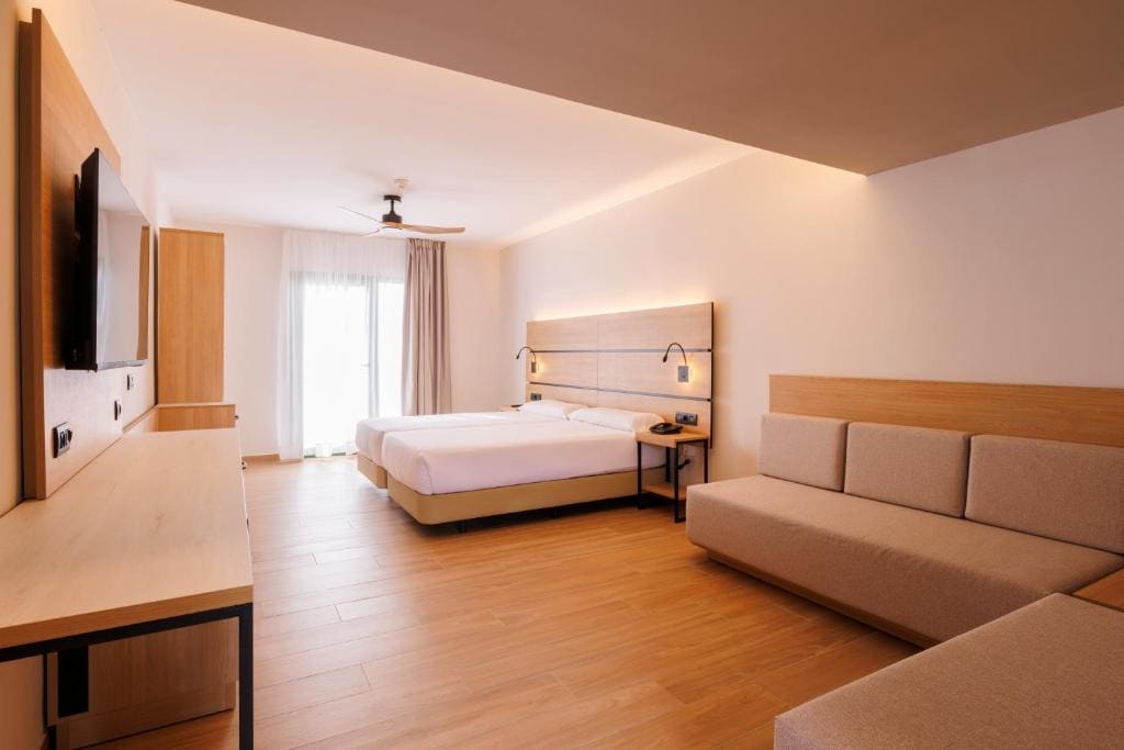 Junior Suite with Pool View room - Image 3
