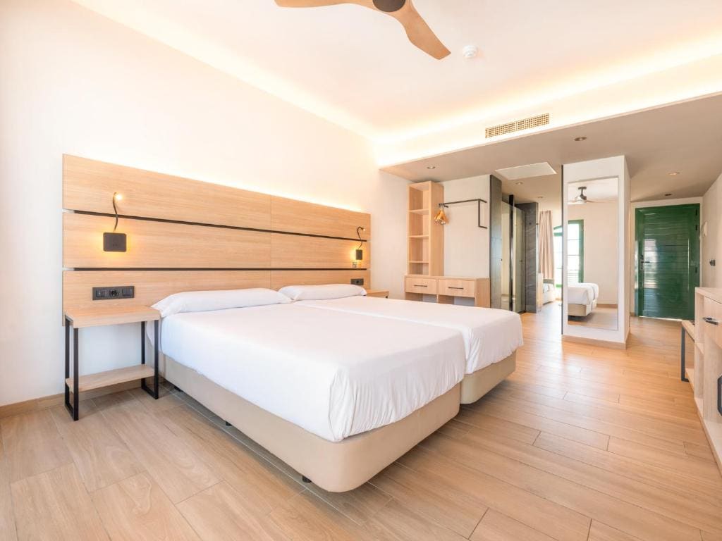 Suite with Pool View room - Image 3