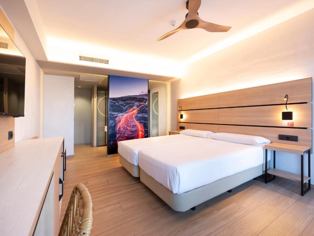 Superior Double Room with Pool View room - Image 3