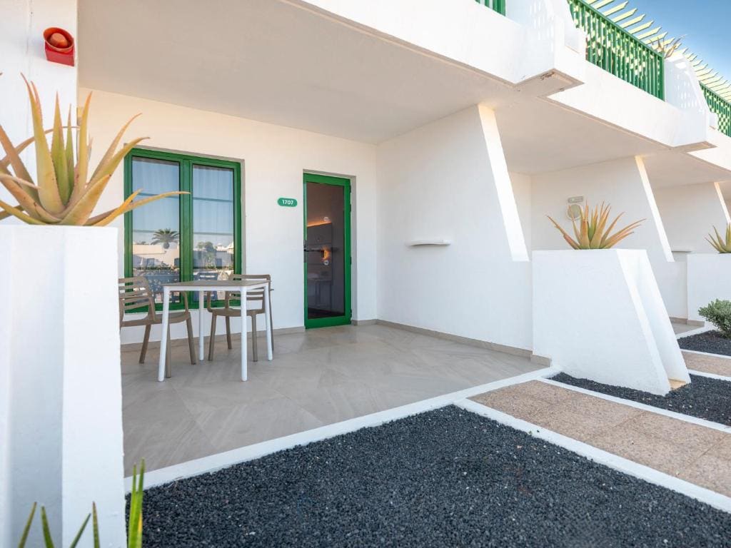 Superior Double Room with Pool View room - Image 2