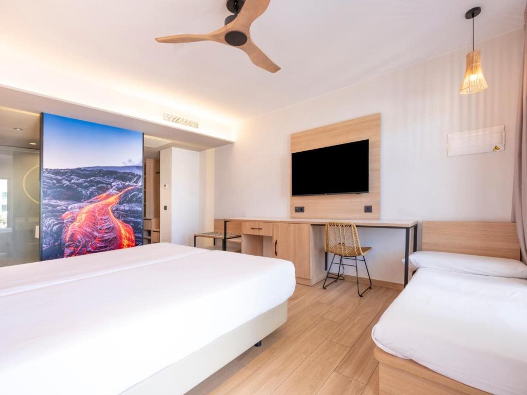 Superior Triple Room with pool view room - Image 2