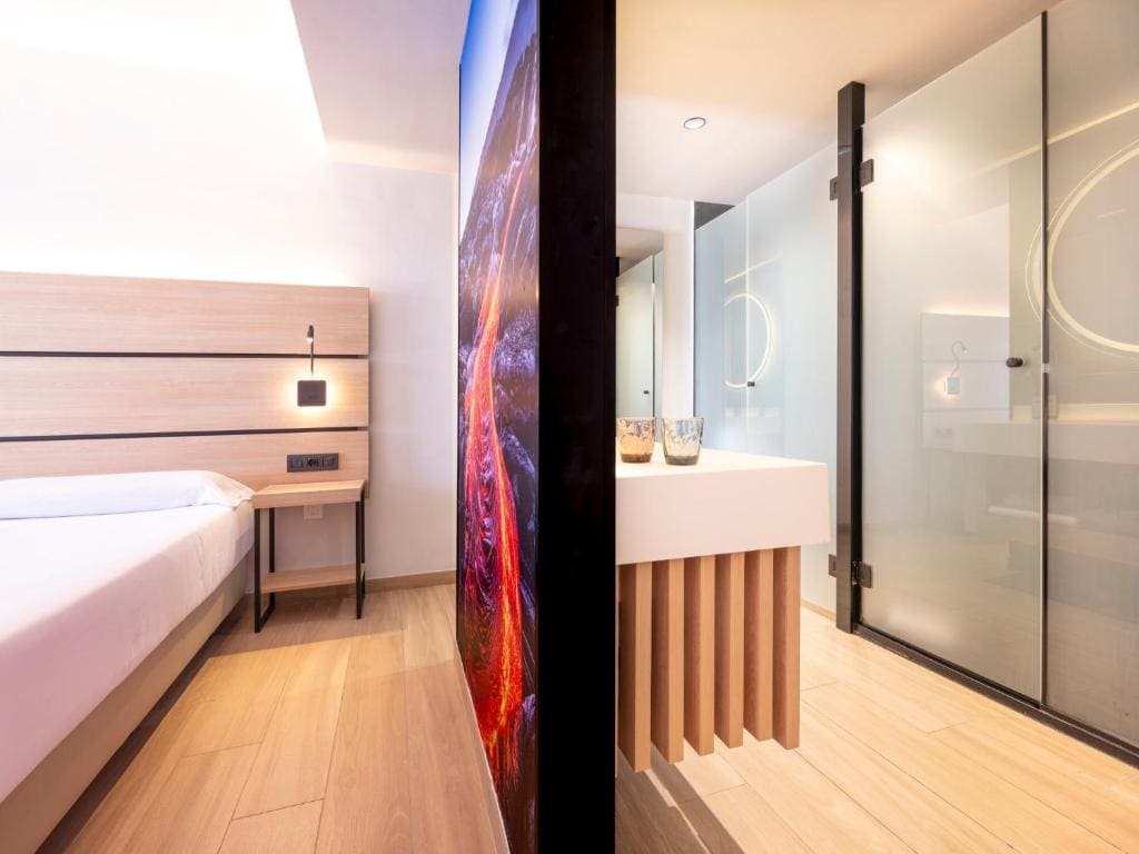 Superior Triple Room with pool view room - Image 3