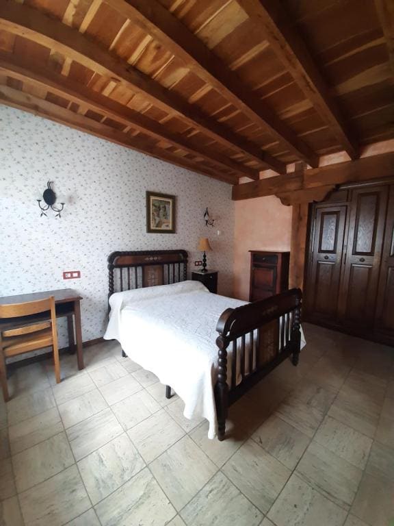 Seven-Bedroom House room - Image 2