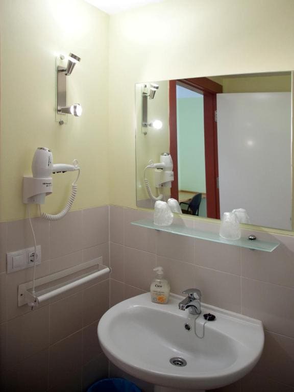 Twin Room with Extra Bed room - Image 3