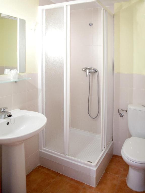 Twin Room with Extra Bed room - Image 2
