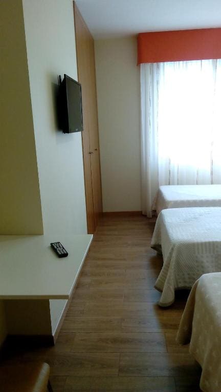 Comfort Triple Room with Shower room - Image 3