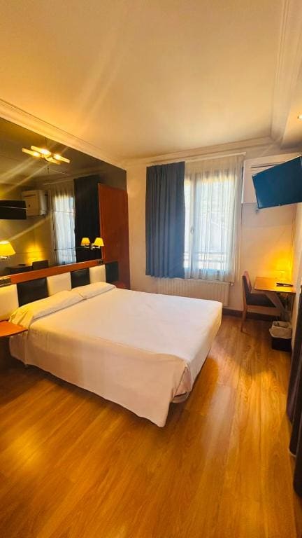 Double Room with Mountain View room - Image 3