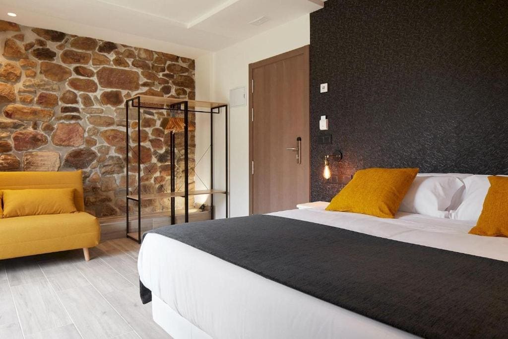Deluxe Suite with Spa Bath room - Image 1