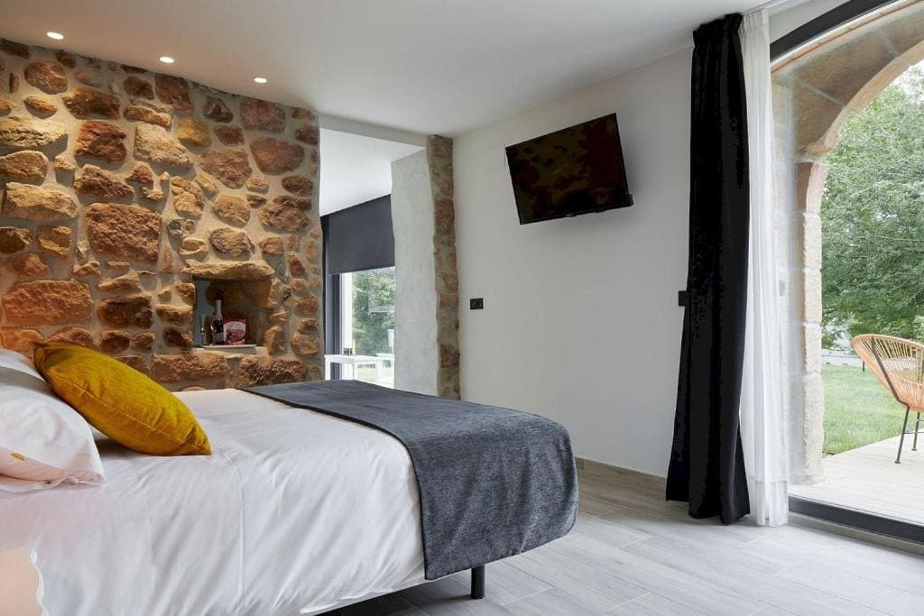 Deluxe Suite with Spa Bath room - Image 3