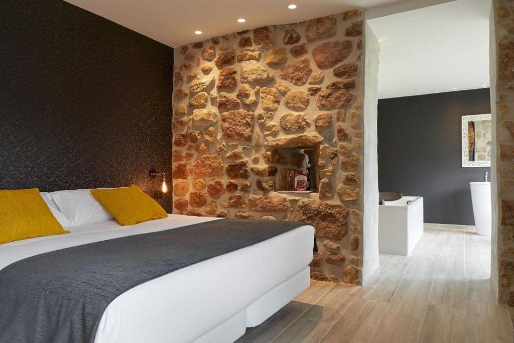 Deluxe Suite with Spa Bath room - Image 2