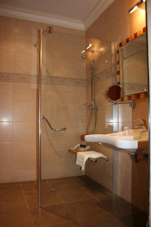 Twin Room - Disability Access room - Image 3