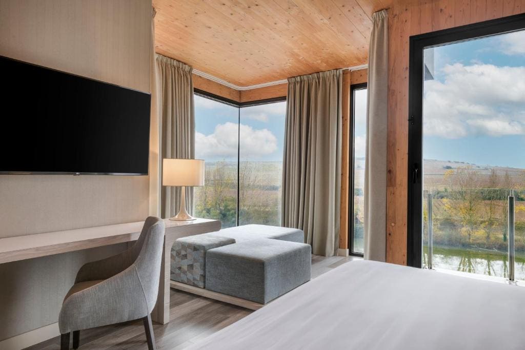 Junior King Suite with River View room - Image 2