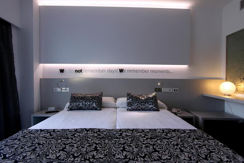 Double Room with Pool View room - Image 2