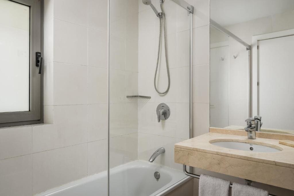 Standard Double or Twin Room room - Image 2