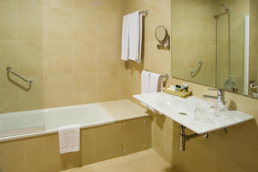Double Room with Extra Bed (2 Adults + 1 Child) room - Image 3