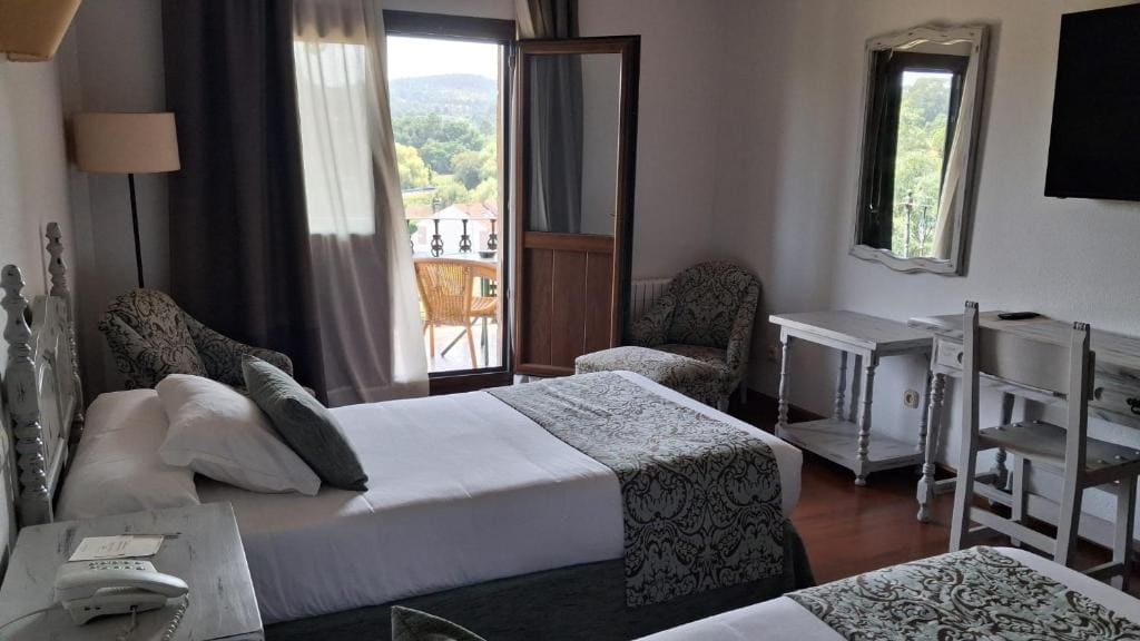 Deluxe Double Room with Balcony room - Image 2