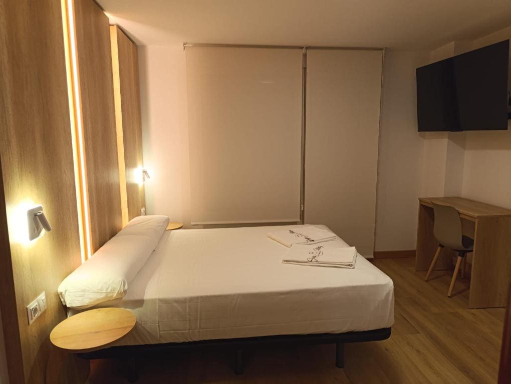 Deluxe Queen Room room - Image 1