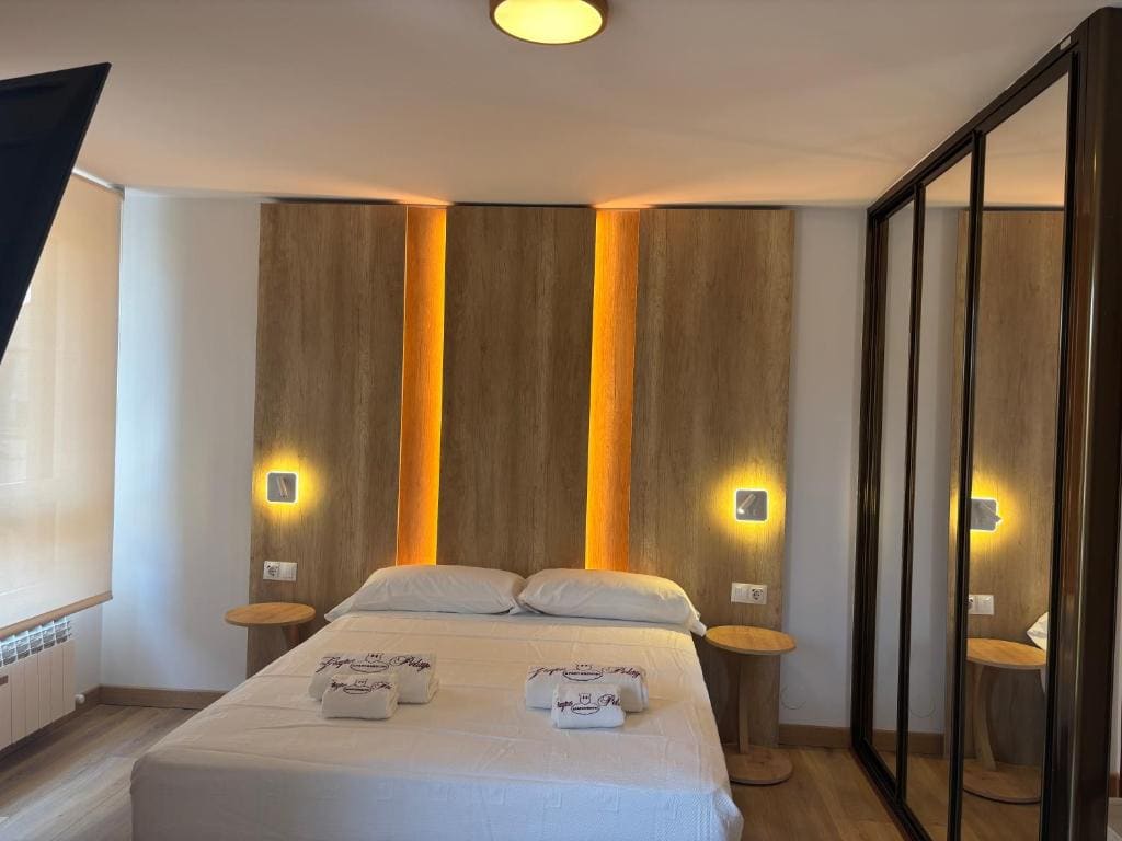 Deluxe Queen Room room - Image 2