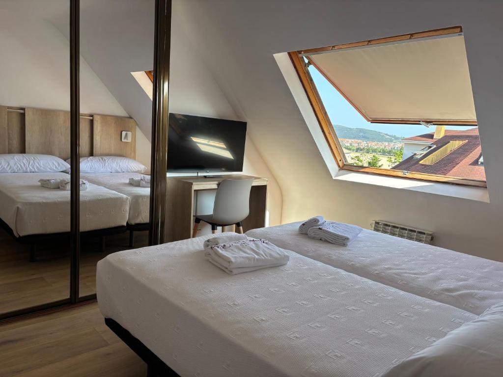 Comfort Quadruple Room room - Image 2
