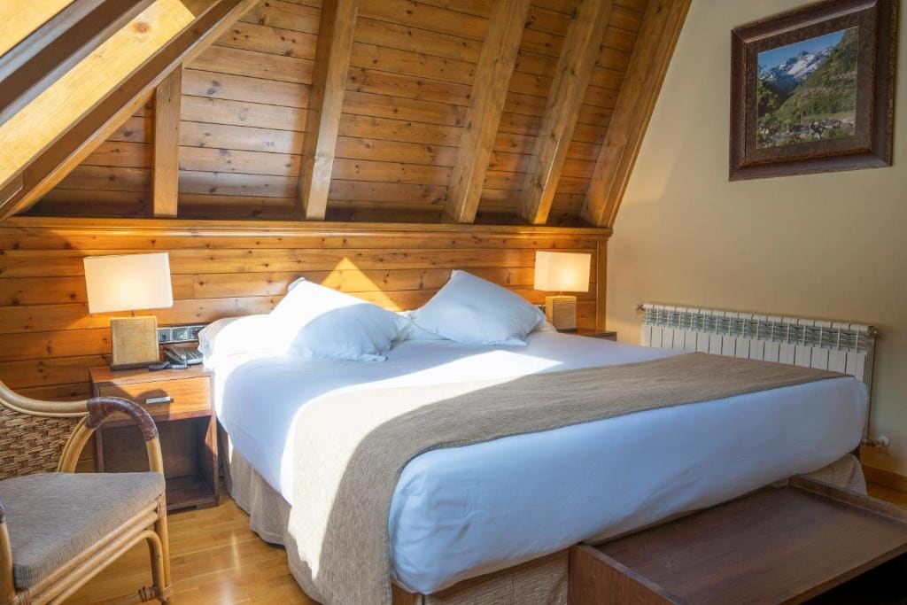 Junior Suite with Spa Bath room - Image 3