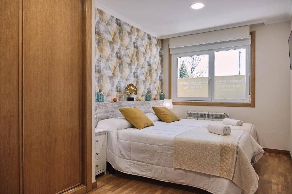Twin Room with Private Bathroom room - Image 2