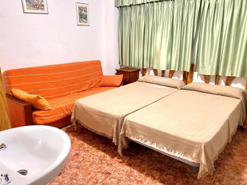 Double Room with Shared Toilet room - Image 1