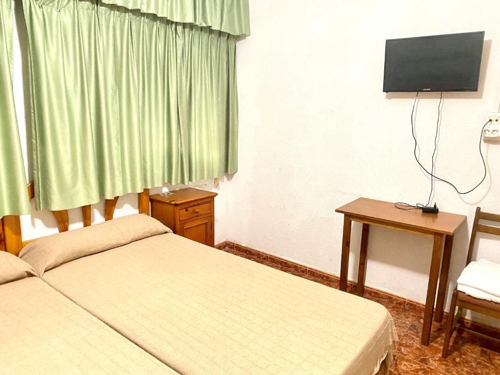 Double Room with Shared Toilet room - Image 2