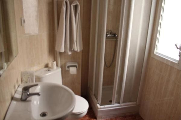 Single Room with Private Bathroom room - Image 2