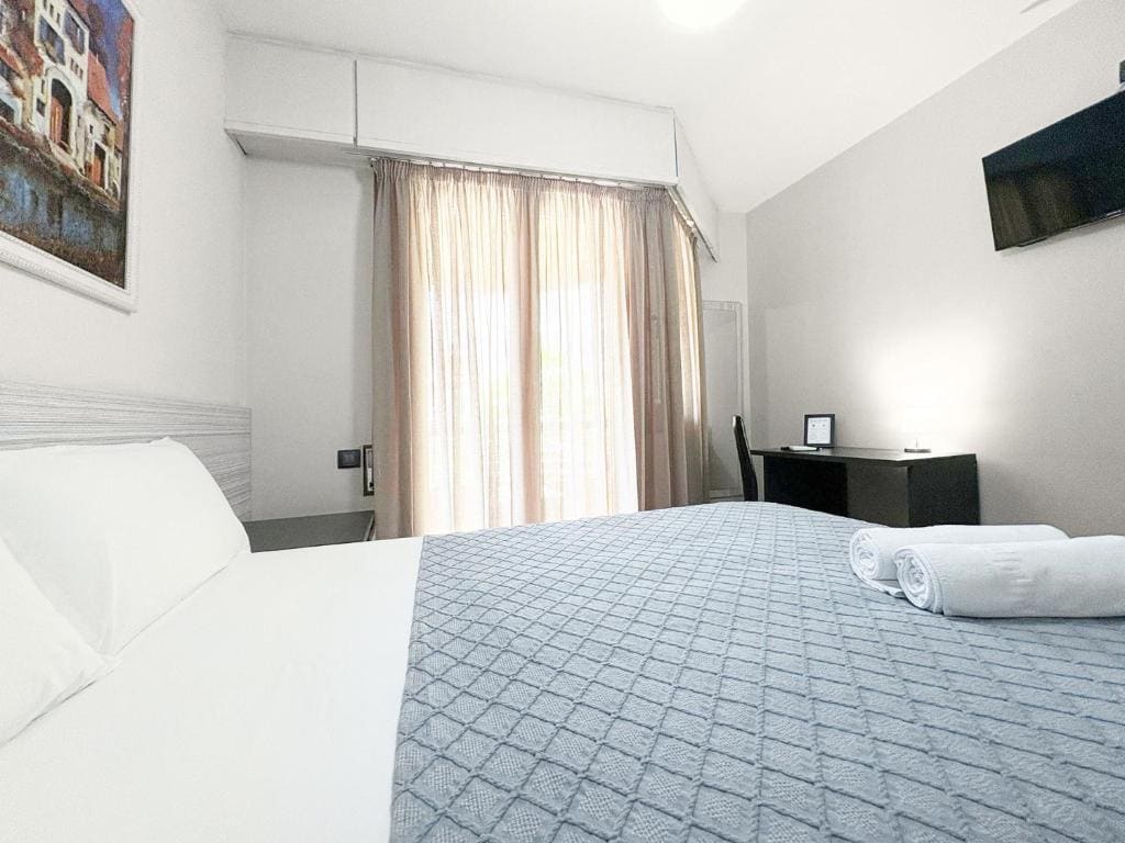 Double Room with Shared Bathroom and Terrace room - Image 3