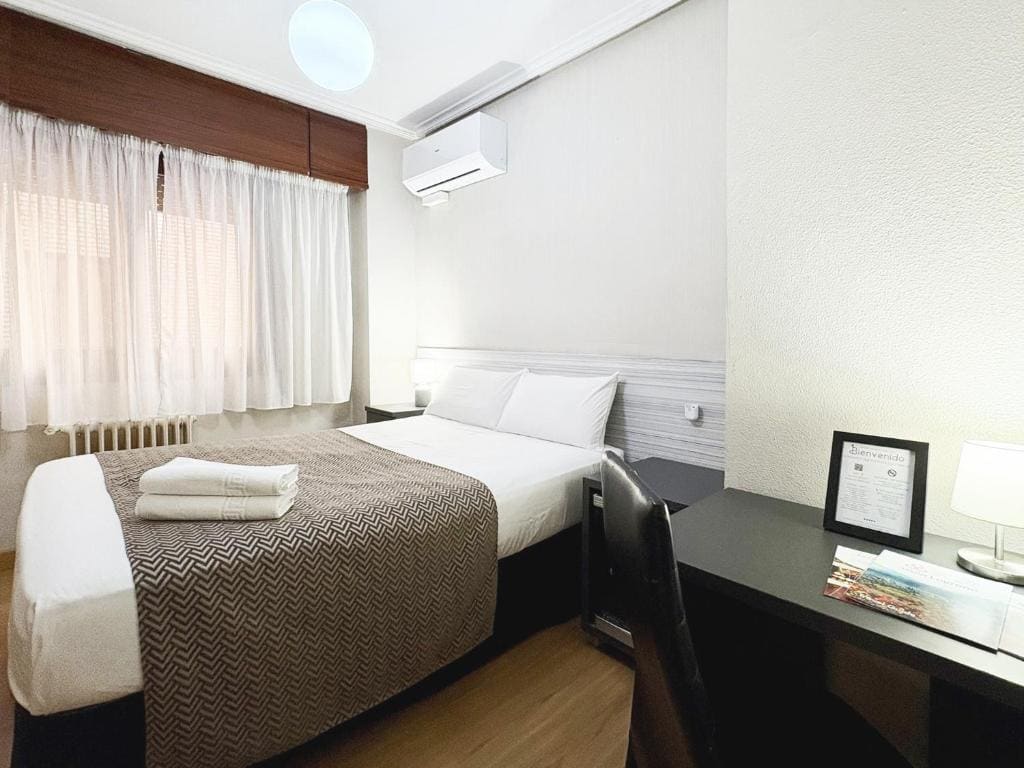 Double Room with Shared Bathroom room - Image 1