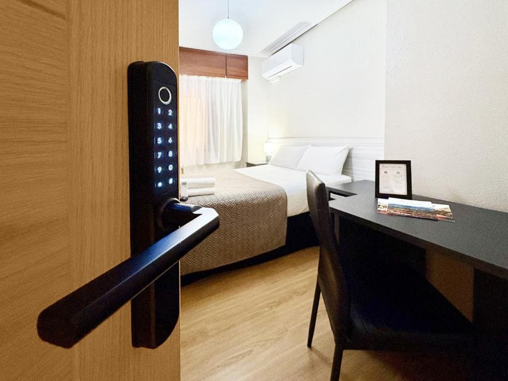 Double Room with Shared Bathroom room - Image 3