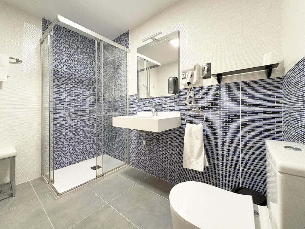 Family Room with Private Bathroom room - Image 3