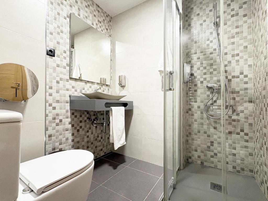 Triple Room with Shared Bathroom room - Image 2