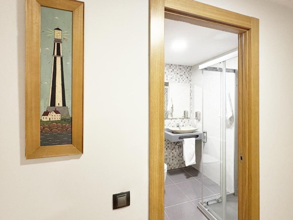 Triple Room with Shared Bathroom room - Image 1