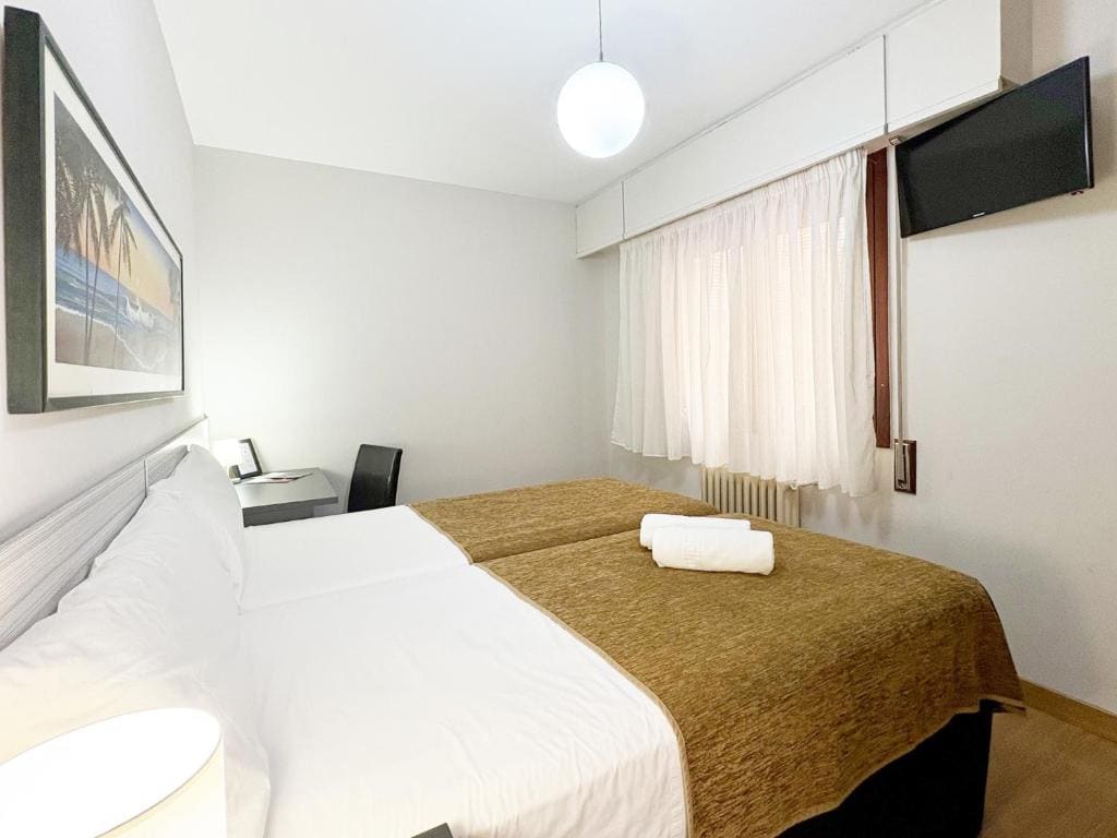 Twin Room with Private Bathroom room - Image 1