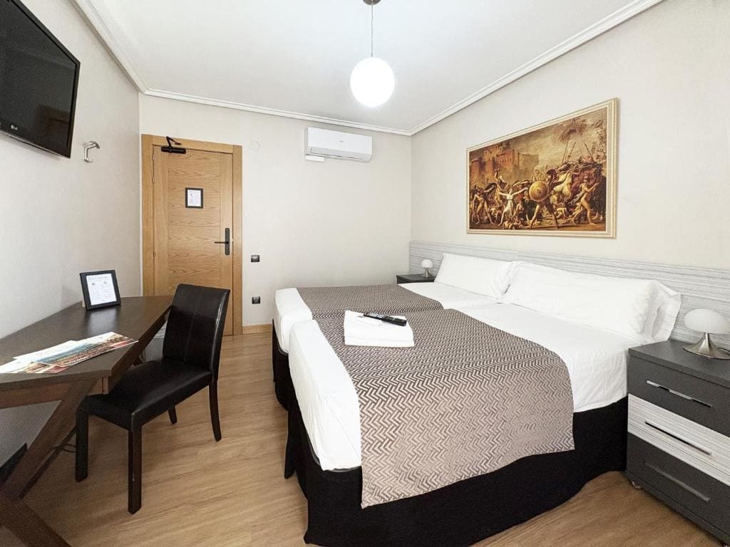 Twin Room with Shared Bathroom room - Image 2