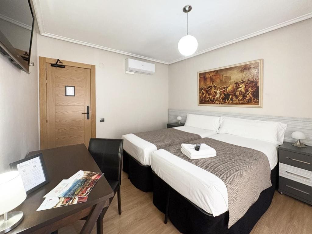 Twin Room with Shared Bathroom room - Image 3
