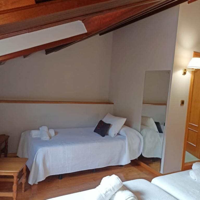 Classic Triple Room room - Image 2