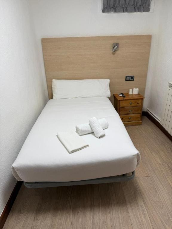 Single Room with shared bathroom and window to the hallway room - Image 1