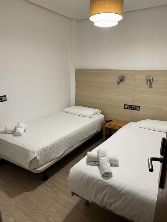 TWIN 2 BEDS INSIDE SHARED BATHROOM & WINDOW TO THE HALLWAY room - Image 1
