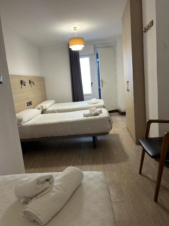 Triple Room with Three Single Beds room - Image 3