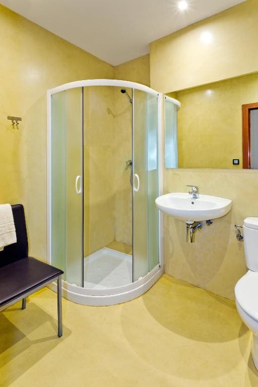 Twin Room with City View room - Image 3