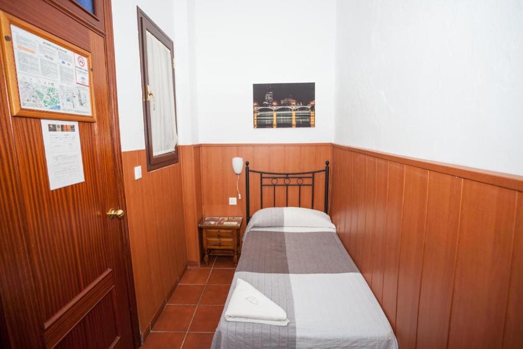 Single Room with Shared Bathroom room - Image 2