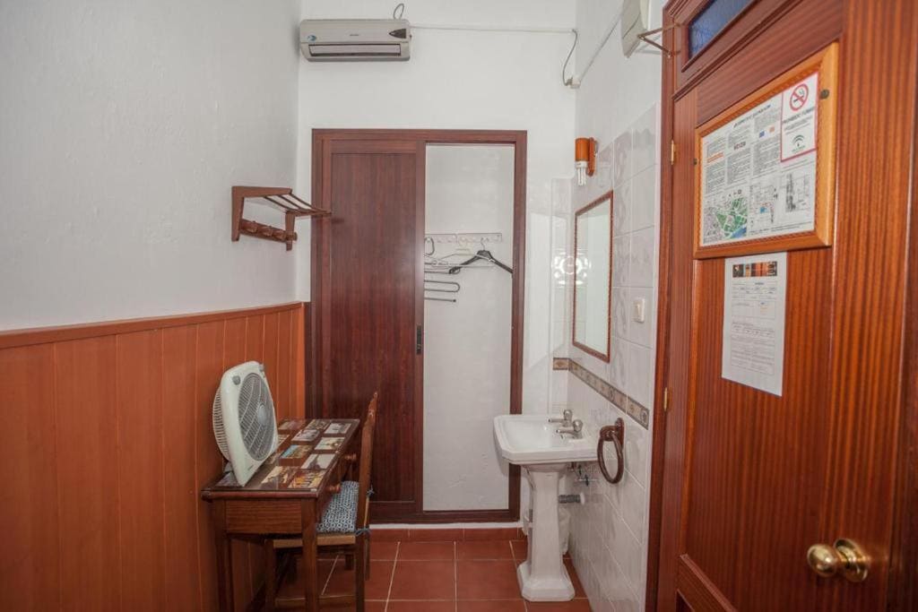 Single Room with Shared Bathroom room - Image 1