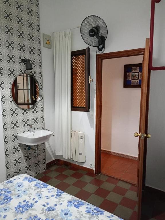 Standard Single Room with Shared Bathroom room - Image 2