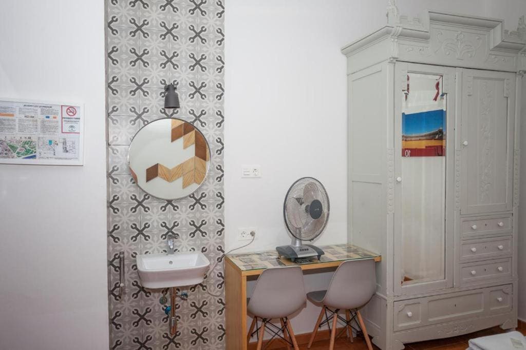 Twin Room with Shared Bathroom room - Image 1