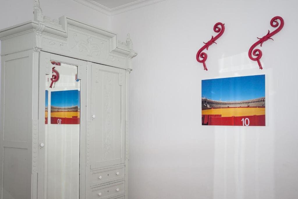 Twin Room with Shared Bathroom room - Image 3