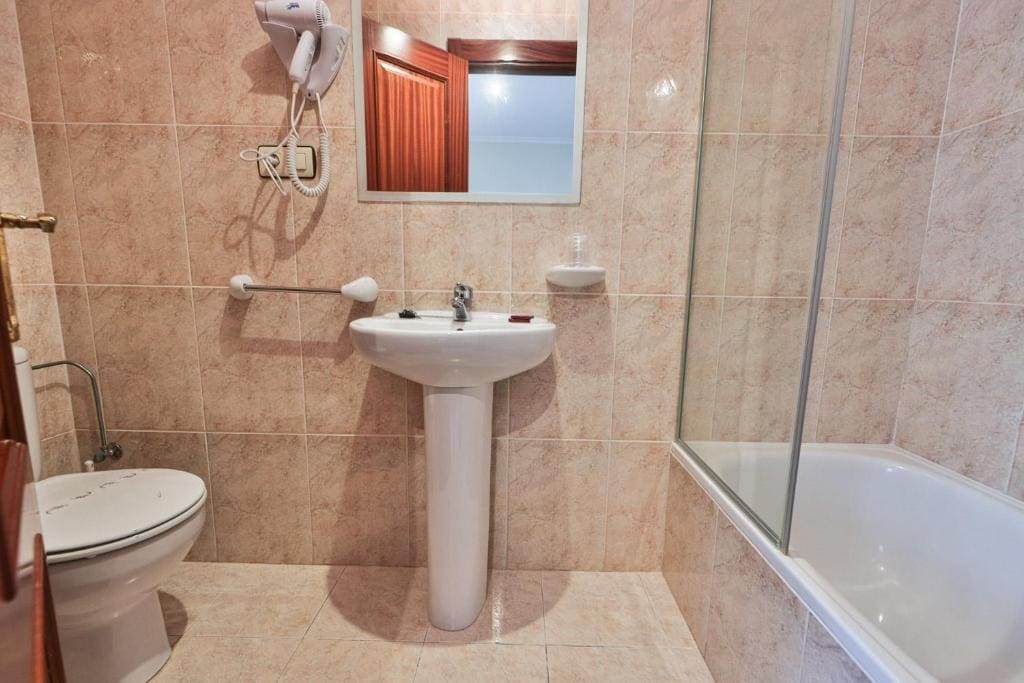 Twin Room with Private Bathroom room - Image 2